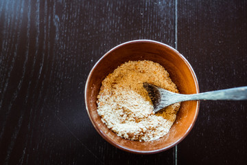 Bol de levure de bière, assaisonnement pour salade et crudités