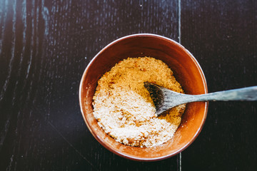 Bol de levure de bière, assaisonnement pour salade et crudités