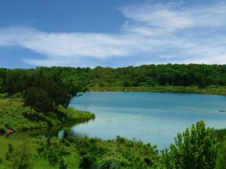 Fototapeta premium Orzeźwiający widok na jezioro w Chickasaw National Recreation Area w Davis w stanie Oklahoma
