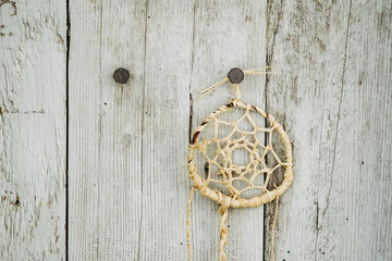 Décoration attrape rêves accroché sur une porte en bois