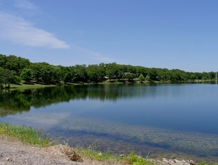 Fototapeta na wymiar Breathtaking view of a lake at Chickasaw National Recreation Area in Davis, Oklahoma