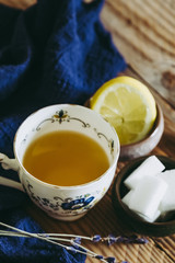 Thé au citron dans une tasse en porcelaine vintage