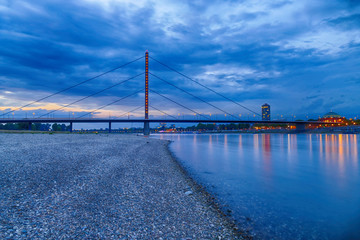 Fototapeta na wymiar Rheinbrücke bei Düsseldorf zur blauen Stunde