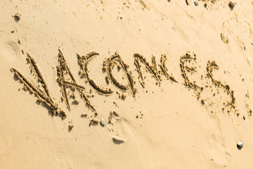 Inscription vacances sur sable doré sur la plage