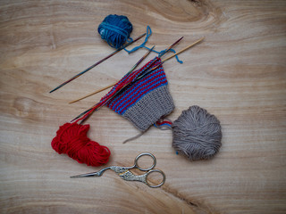 Nadelspiel und Wolle