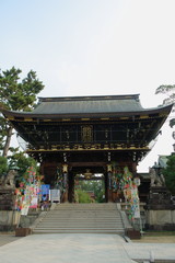 Naklejka premium 京都、北野天満宮の楼門と七夕祭りの短冊が飾られた夏の風景