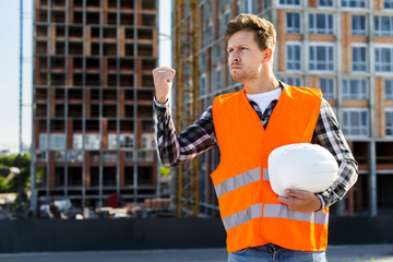 Medium shot of angry construction worker © Freepik