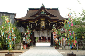 京都、北野天満宮の三光門(中門)と参道脇に飾られた七夕の短冊