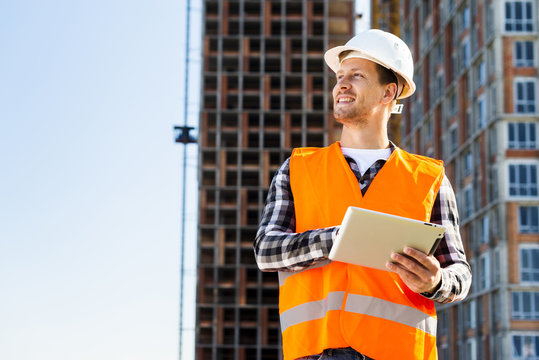 Medium Shot Construction Engineer Using Tablet