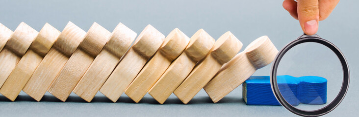 Wooden figures of people. Domino business concept. The leader does not stop the fall of employees. Weak link. Unreliable boss. Collapse and the crisis in the corporation. The fall of the company