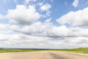 Fototapeta premium adventure, agriculture, america, asphalt, blue, cloud, clouds, country, countryside, empty, exploration, explore, farming town, field, grass, green, highway, horizon, journey, landscape, long, meadow,
