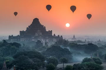 Foto auf Glas Heißluftballons über Bagan bei Sonnenaufgang, Myanmar © eyetronic