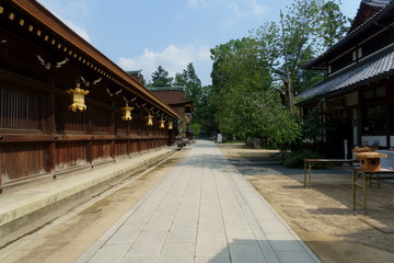 京都、北野天満宮の回廊と境内の風景