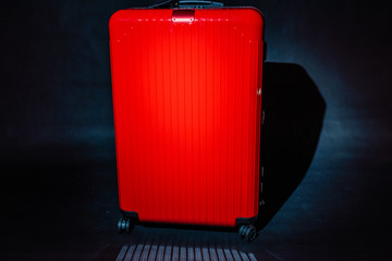 roter luxuskoffer vor schwarzem hintergrund