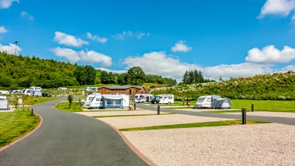 Foto op Plexiglas Rode wouw camping, Llanidloes, Wales. Een camping voor toercaravans, campers en campers die midden-Wales, VK verkennen © yackers1