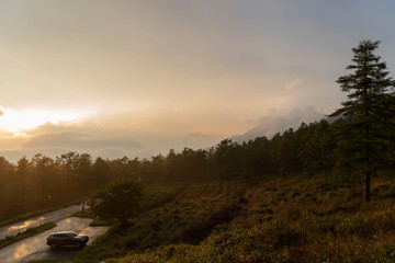 夕焼けの山に自動車が駐車している風景／View from Hinatakiba Observatory in Nagano, Japan