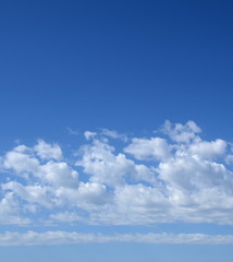 Naklejka na ściany i meble Wolkenbild - Schäfchenwolken vor blauen Himmel