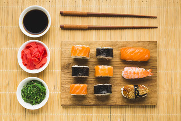 Fototapeta na wymiar Top view sushi plating on bamboo mat