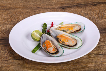 Half mussels with lime and pepper