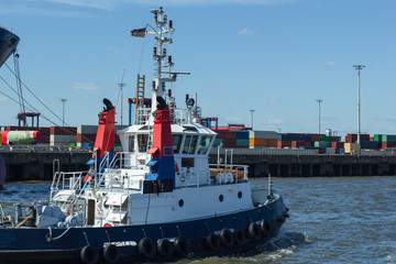 Schleppschiff am Containerterminal Hamburg