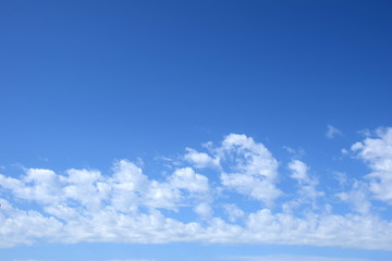 Obraz premium Schäfchenwolken am blauen Himmel - Hintergrund