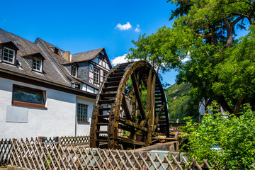 Wasserturm und Solepumpe, M&uuml;hlrad, Bad M&uuml;nster am Stein Ebernburg, Deutschland 