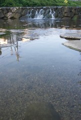 河原の水と石