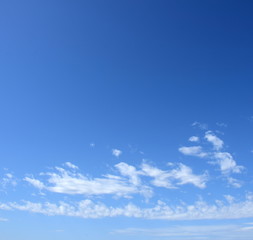 Obraz na płótnie Canvas Weiße Schäfchenwolken vor blauen Himmel