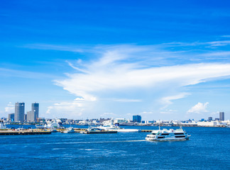 夏空が広がる横浜港