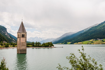 Obraz premium Reschen, Turm, Reschensee, Reschenpass, Passstrasse, Uferweg, Vinschgau, Alpen, Südtirol, Sommer, Italien