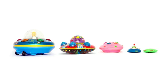 Türaufkleber Eine Reihe von Ufo-Spielzeugen in einer isolierten Reihe © charles taylor