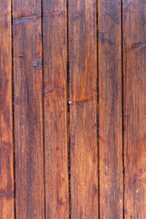 Panneau formé de lattes en bois vernis