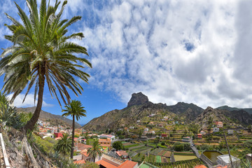 Fototapeta na wymiar Vallehermoso mit Roque Cano auf La Gomera