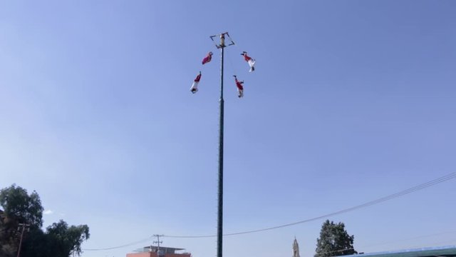 Voladores de Papantla vistos desde abajo tradici&oacute;n mexicana