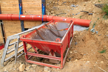 Schüttsilo zum Transport von Schotter auf einer Baustelle