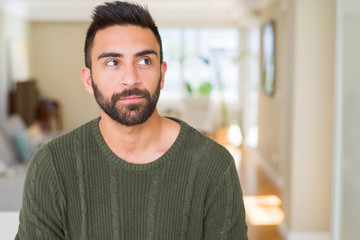 Obraz premium Handsome man looking relaxed and confident