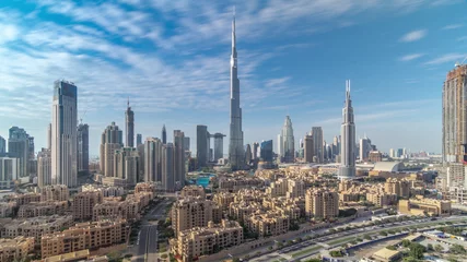 Foto auf Acrylglas Burj Khalifa Die Skyline von Dubai Downtown im Zeitraffer mit dem Burj Khalifa und anderen Türmen mit Panoramablick von der Spitze in Dubai