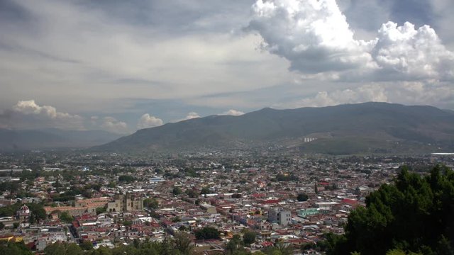 Time Lapse de Panorámica de Ciudad de Oaxaca Mexico con nubes en movimiento