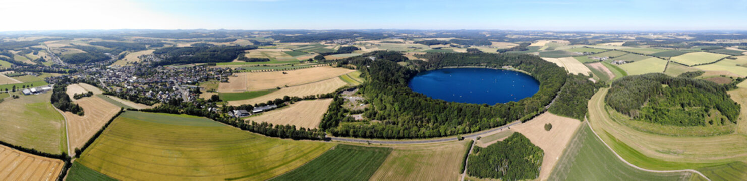 Gillenfeld und Pulvermaar, Luftbild-Panorama