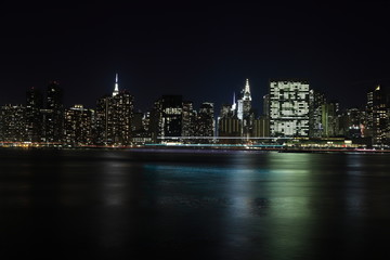 Fototapeta na wymiar Long exposure mid town Manhattan East River