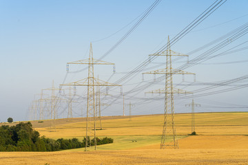 Freileitung, &Uuml;berlandleitung, Netzwerk, Hochspannung, Energie, Elektrizit&auml;t, Landschaft, Feld, Landwirtschaft, Mast, &ouml;kologie, Umwelt, Kornfeld, Himmel, blau,