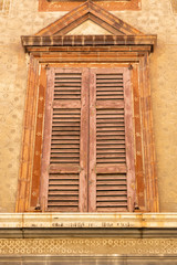 antica finestra con decorazioni facciata casa italia