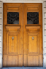 porta in legno con finestre ornamento in ferro battuto