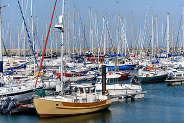 Overlooking the marina is Howth Yacht Club, which has in recent years been expanded and is now said to be the largest yacht club in Ireland.