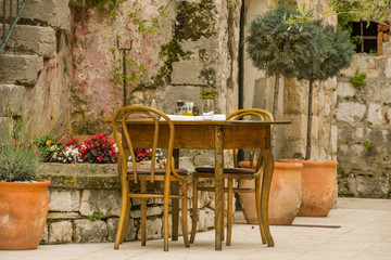 Fototapeta na wymiar gedeckter Tisch, mediterran