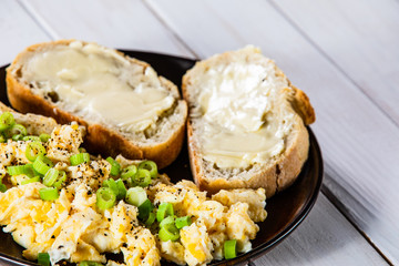 Scrambled eggs with sandwiches