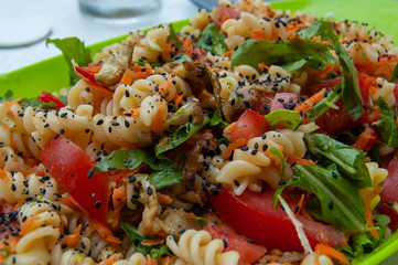 ensalada de fideos arroz y verduras frescas 