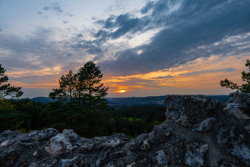 Blick von Burg Lichtenegg über die Fränkische Schweiz bei Sonnenuntergang mit Wolken am Himmel