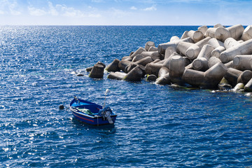 Obraz premium Fishing boat in the bay near Funchal, Madeira