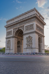 Obraz premium Paryż, Francja - 08 07 2019: Łuk Triumfalny Paryża o zachodzie słońca